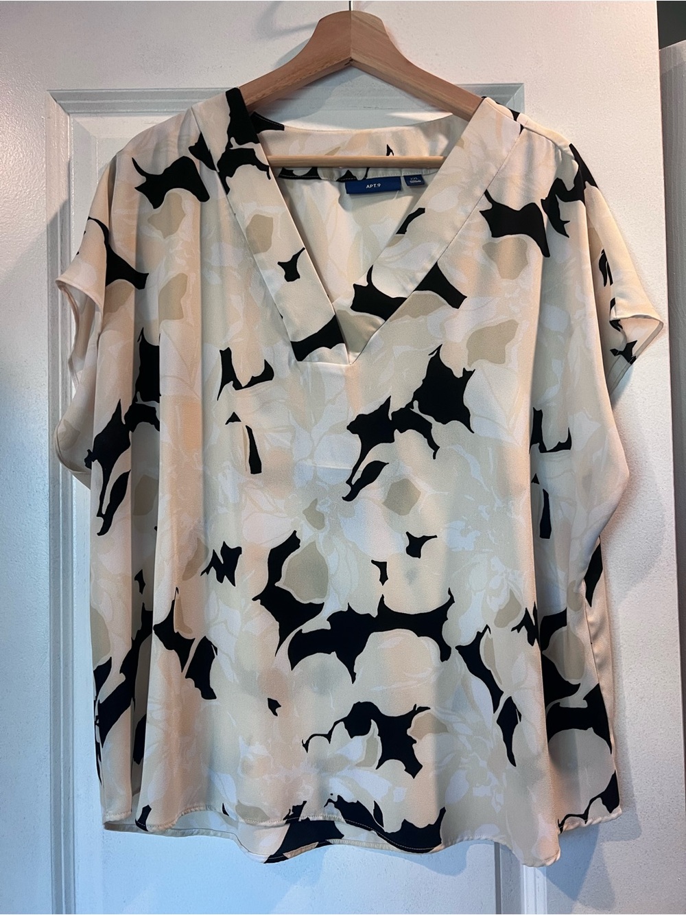 Apt. 9 Black and Cream V-Neck Printed Blouse